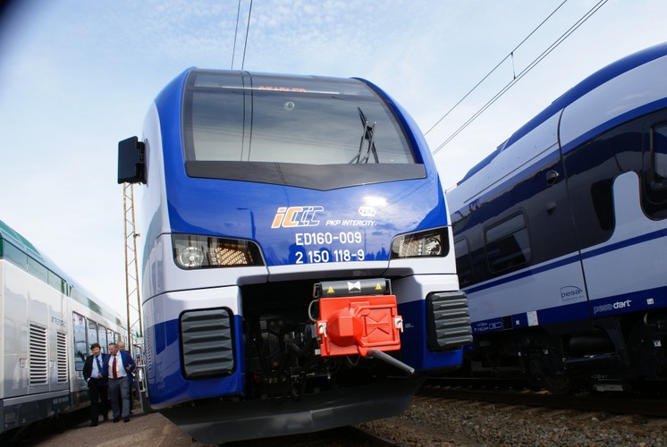 Flirt jest produkowany przez szwajcarsko-polskie konsorcjum Stadlera i Newagu. Przewoźnik PKP Intercity zamówił 20 takich elektrycznych składów (równolegle z pociągami Dart). Tutaj termin nie jest zagrożony. Kontrakt PKP Intercity na 20 składów Flirt jest wart 1 mld 621 mln zł, z czego 465 mln zł będzie kosztowało ich serwisowanie przez 15 lat. <br><br>Podczas Trako Stadler rozwiał wątpliwości dotyczące serwisowania pociągów. W ciągu ostatnich dni zapadła decyzja, że usługa będzie wykonywana na terenie zakładu PKP Intercity na warszawskim Grochowie. Po półtora roku producent przeniesie ich obsługę w miejsce docelowe, którego producent na razie nie ujawnia.