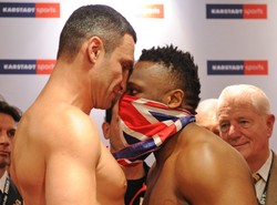 Zobacz, jak Kliczko dostał w twarz od Chisory