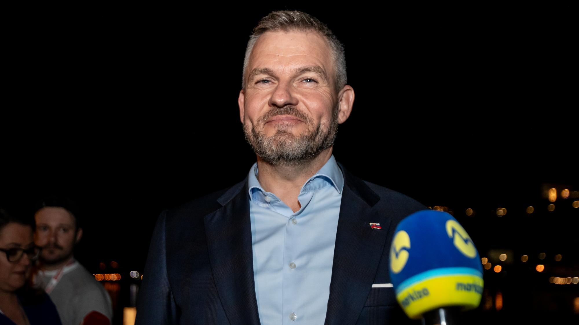 Peter Pellegrini vo volebnej centrále počas druhého kola prezidentských volieb 6. 4. 2024