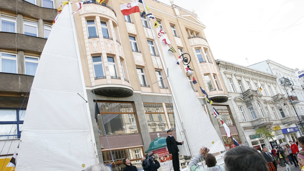 Po pięciu latach przerwy w Łodzi ponownie odbędą się Akademickie Regaty Ulicy Piotrkowskiej – zapowiedzieli organizatorzy zawodów. Na najsłynniejszym łódzkim deptaku w specjalnych "łodziach" studenci i amatorzy będą rywalizowali 15 maja.