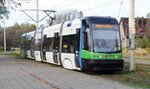 Jechał tramwajem na gapę. Policjanci wyprowadzili go w kajdankach