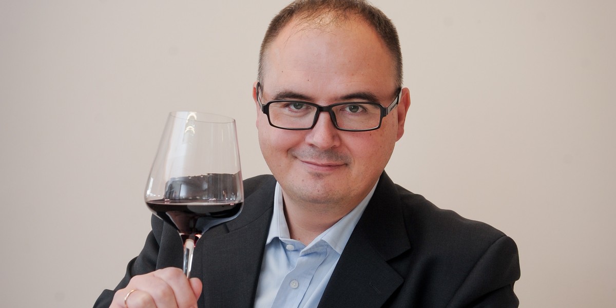 ROBERT SZULC WINO TEST WIN KIELISZEK Z WINEM