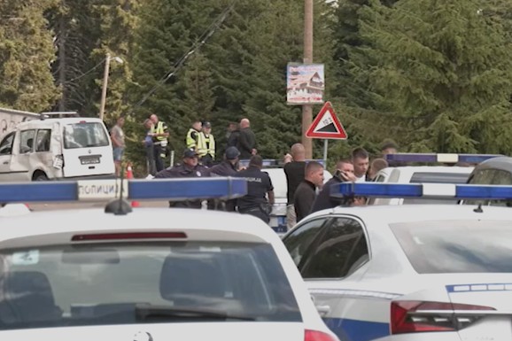 DEČAK (15) ISPAO IZ VOZILA I POGINUO! Poznat uzrok nesreće na Goliji: Automobil sleteo sa puta i UDARIO U BANDERU, tri osobe povređene