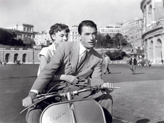 Audrey Hepburn i Gregory Peck na Vespie w „Rzymskich wakacjach” okazali się lepszym motorem sprzedażowym niż zwykła reklama. Po premierze filmu rodzinna firma sprzedała 100 tys. skuterów.