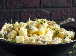 Sałatka ziemniaczana Ewy Wachowicz. Idealny dodatek do potraw z grilla
