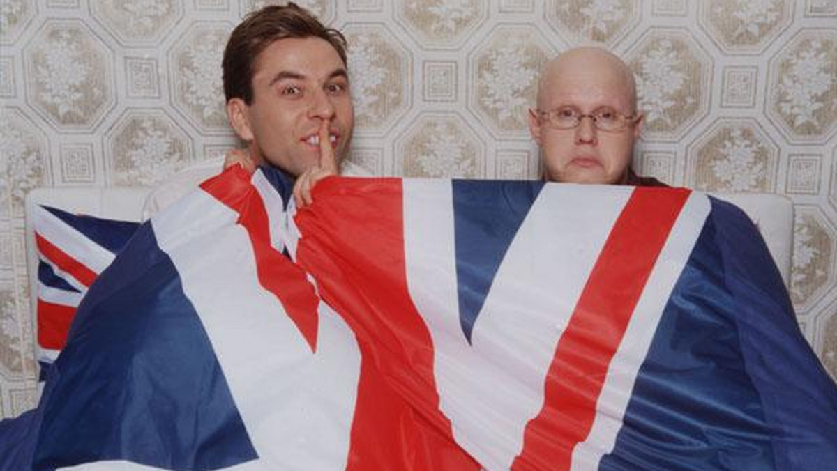 "Mała Brytania" to jeden z najlepszych brytyjskich seriali komediowych. Szalona i surrealistyczna zabawa dla miłośników bezkompromisowego humoru. Już teraz możesz go obejrzeć w OnetVOD w ramach akcji "Zapunktowani".