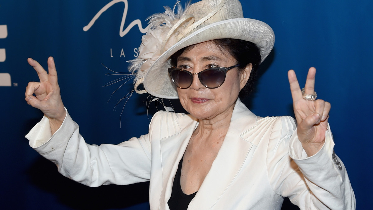 Yoko Ono, żona zmarłego Johna Lennona, w wieku 85 lat nagra swoją nową płytę. Album "Warzone", który będzie zawierał nowe wersje dawnych utworów, ma ukazać się już wkrótce, bo 19 października 2018. Będzie to, jak zapowiadają twórcy, lekarstwo na trudne czasy. - Nie jest za późno, by zmienić coś na świecie, potrzebujemy teraz Yoko bardziej niż kiedykolwiek - powiedzieli przedstawiciele amerykańskiej artystki.