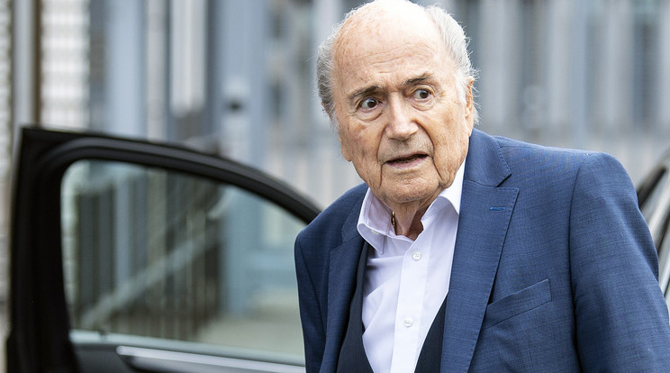 Van rutinja benne, Sepp Blatter éppen egy ügyészségi tárgyalásra érkezik. / Fotó: EPA/Peter Schneider.
