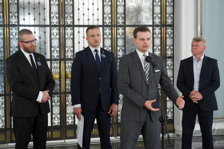 Konfederacja na konferencję prasową: Grzegorz Braun, Jakub Kulesza, Rafał Foryś i Krzysztof Tołwiński