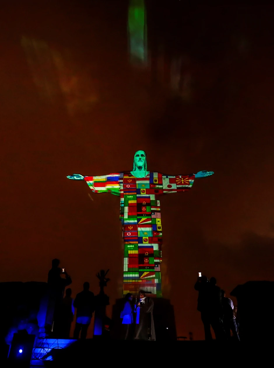 Zastave zemalja u kojima je izbila epidemija na statui Hrista u Riju u znak podrške