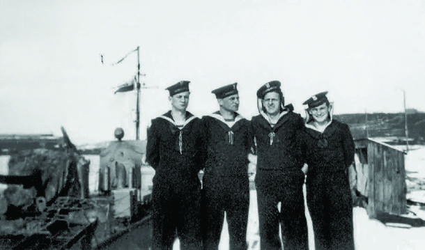 W 1951 roku Henryk Barańczak (pierwszy z prawej), uciekając do Ystad, porwał okręt hydrograficzny. Na zdjęciu marynarze ORP Żuraw przed wypłynięciem w porcie w Kołobrzegu 
