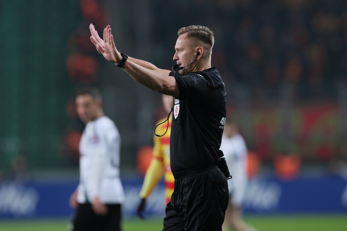 Sędzia Piotr Lasyk odwołuje decyzję o rzucie karnym podczas meczu ćwierćfinałowego piłkarskiego Pucharu Polski: Legia Warszawa - Jagiellonia Białystok