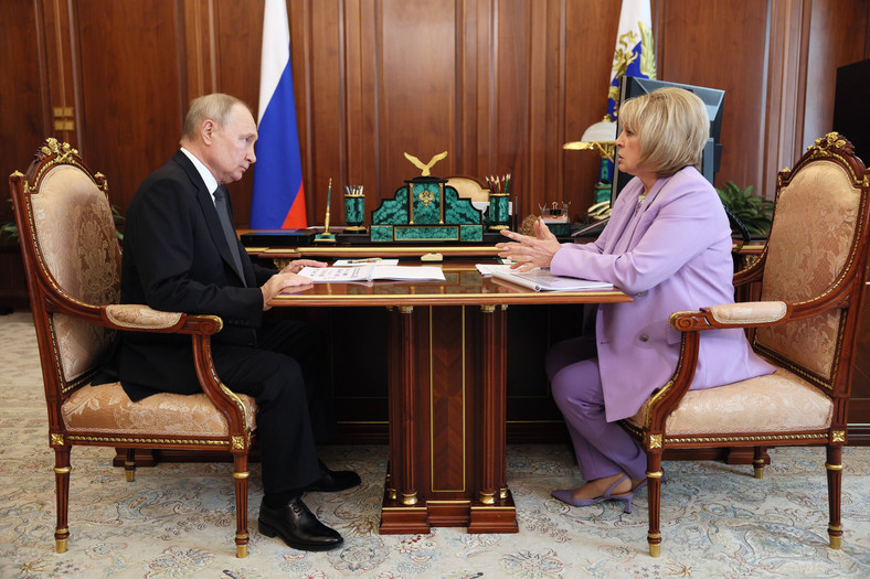 Prezydent Rosji Władimir Putin (z lewej) z przewodniczącą Centralnej Komisji Wyborczej (CKW) Ellą Pamfiłową podczas spotkania w Moskwie, Rosja, 3 lipca 2023 r.