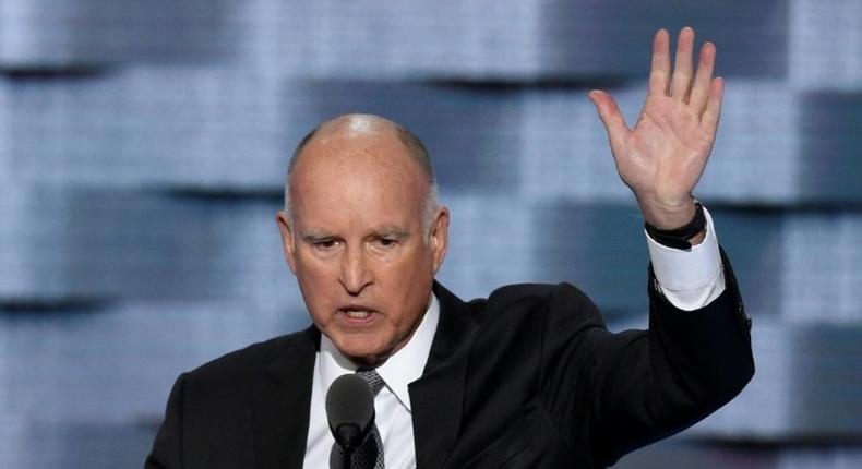 California Governor Jerry Brown has urged US President Barack Obama to ban oil and gas drilling off the state's coast