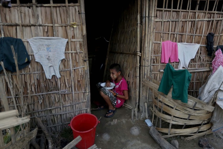 Dzieci w obozie dla uchodźców w zachodniej Birmie