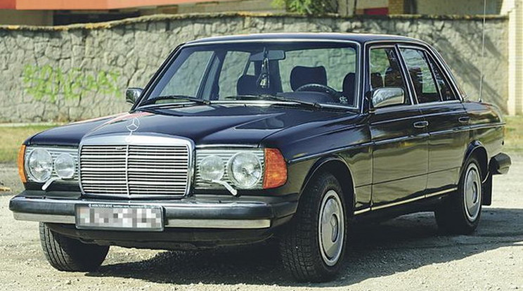 A Mercedes 2300 köbcentis, klíma, ABS, elektromos ablak, legnagyobb különlegessége a fényszórótörlő lapát