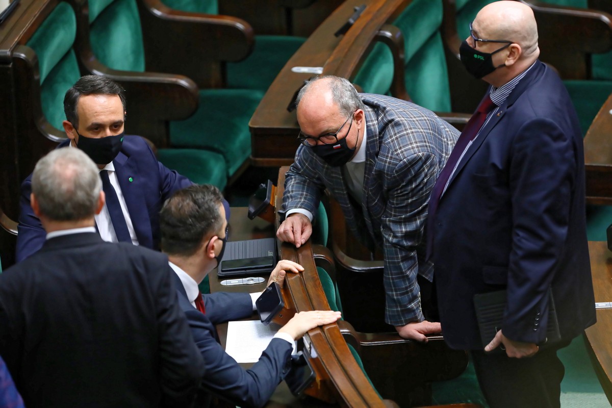 Zandberg i Czarzasty wiedzą, że głosowanie przeciwko największemu w znanej nam historii Keynesowskiemu programowi inwestycji w gospodarkę byłoby nie po drodze z tym, co sami o państwie, gospodarce, rozwoju i Unii Europejskiej uparcie powtarzają.