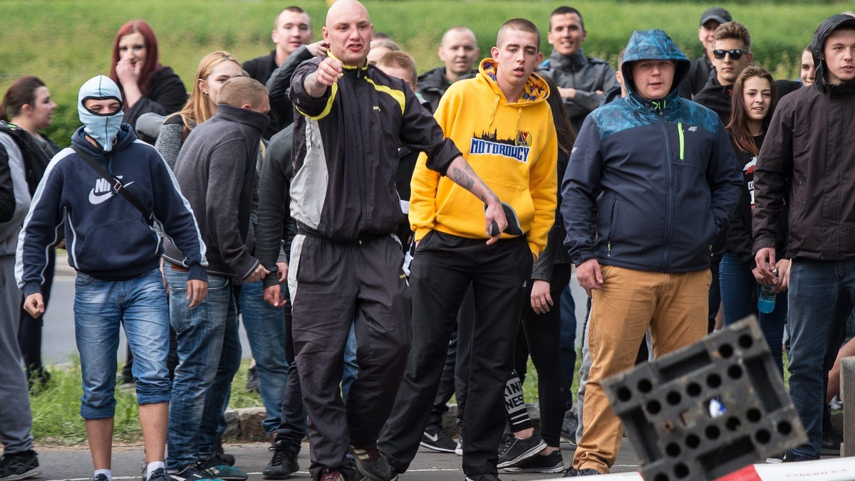 demonstracja i zamieszki przed komisariatem policji