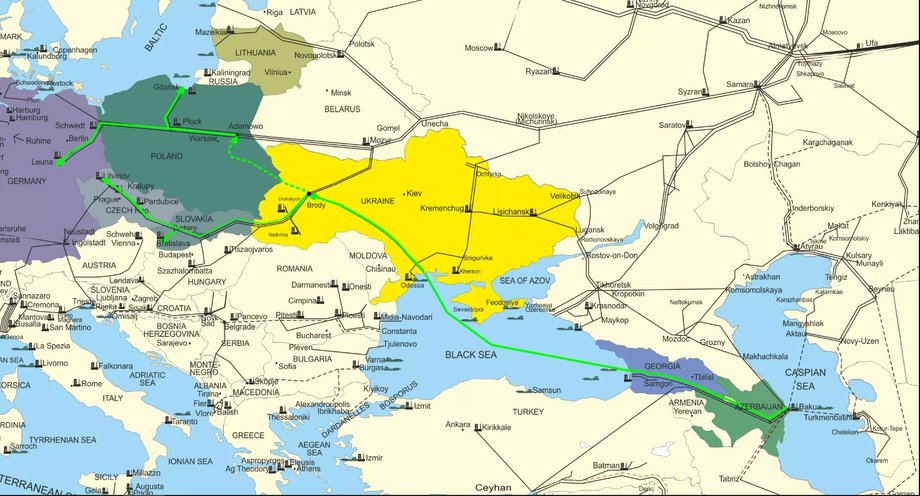 Projekt Sarmatia miał na celu przede wszystkim budowę rurociągu naftowego Brody-Adamowo, który umożliwiłby transport kaspijskiej ropy do Polski.