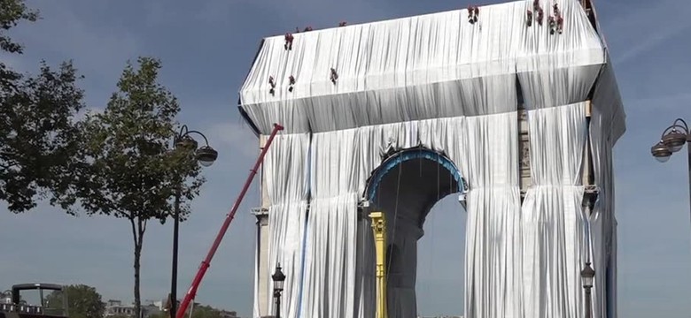 Łuk Triumfalny "opakowany" w plastik. Wcielono w życie projekt zmarłego artysty Christo