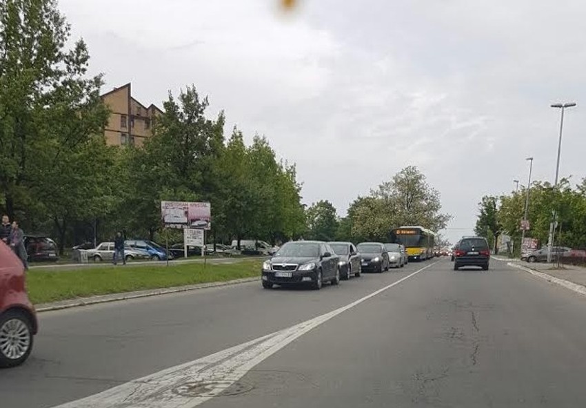 Autobus je da bi zaobišao kolonu prešao preko pune linije
