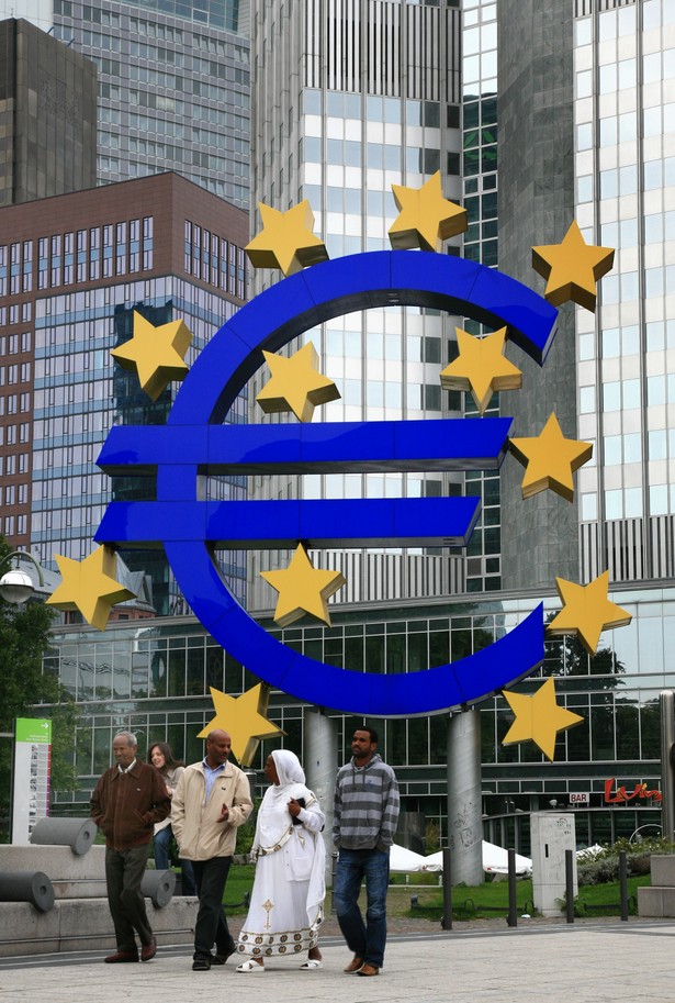 Zbak euro przed siedzibą Europejskiego Banku Centralnego we Frankfurcie