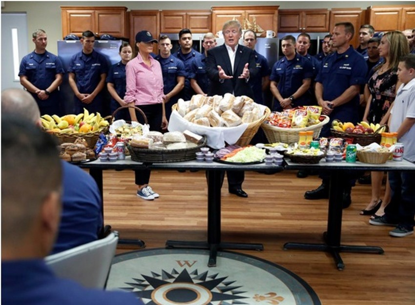 Donald Tramp i njegova supruga Melanija sa Obalskom stražom