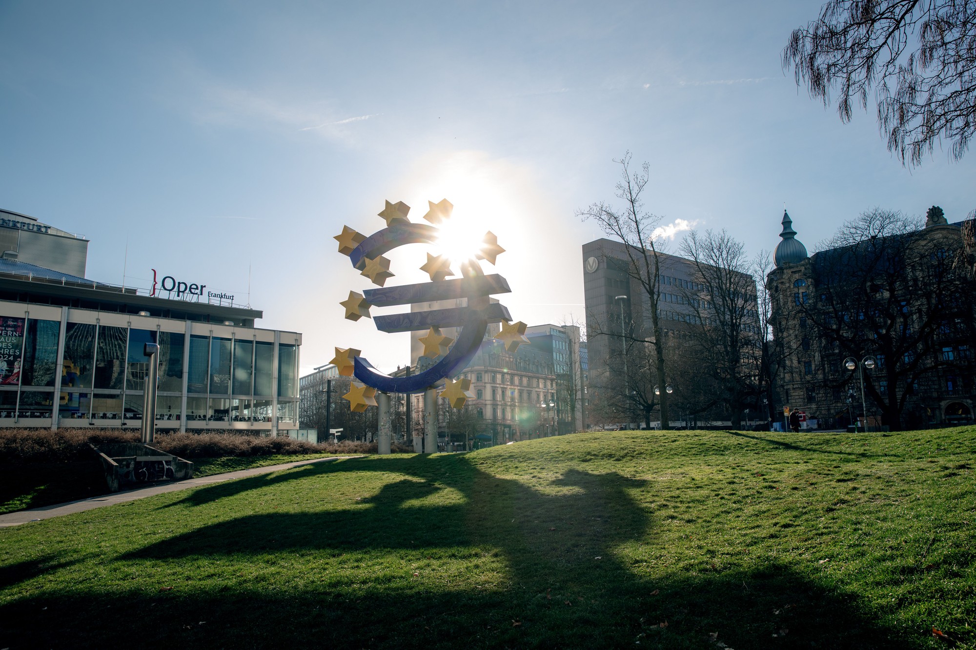 O cene slovenských hypoték nerozhoduje iba depozitná sadzba ECB, ale predovšetkým cena dlhodobých peňazí na trhu a riziková prirážka slovenského štátneho dlhu. 