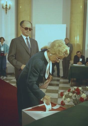 Swój głos oddali też Wojciech Jaruzelski z żoną Barbarą