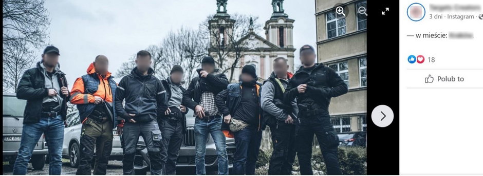 Cywilni posiadacze broni podczas szkolenia operacyjnego (!) prowadzonego przez byłych oficerów Jednostki Wojskowej Komandosów (JWK) demonstrują broń krótką ukrytą "modnie" w kroczu. Broń jest skierowana lufami w genitalia
