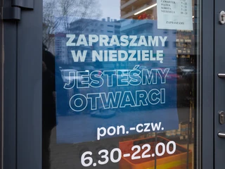 Jak ustalił Forbes, co niedziela na terenie województw podkarpackiego i lubelskiego, otwarte są m.in. 300 sklepów sieci Biedronka, 66 sklepy Lidla, 23 Kauflandy, 20 placówek Netto i 6 dyskontów Aldi. Bez problemu zakupy w niedzielę robi więc od przeszło miesiąca ponad 4,2 mln Polaków