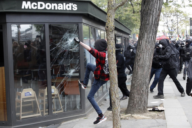 Zamieszki we Francji. Studenci: McDonald's zniszczony jako "symbol amerykańskiego imperializmu"