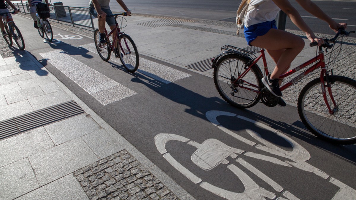 Dwoje rowerzystów trafiło do szpitala, po czołowym zderzeniu na ścieżce rowerowej w Poznaniu. Stan jednej z poszkodowanych osób jest ciężki. Okoliczności wypadku wyjaśnia policja.