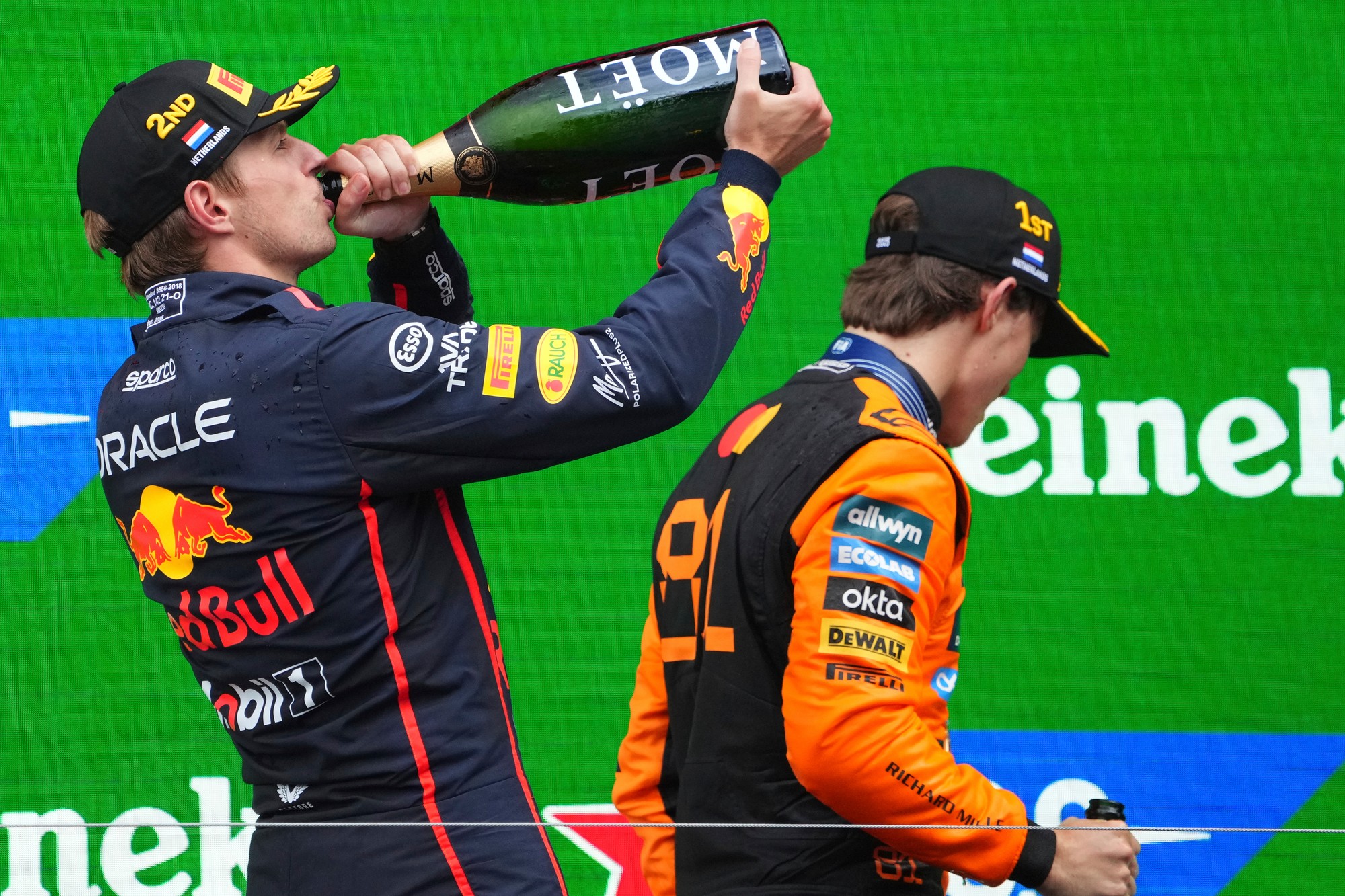 Austrálčan Oscar Piastri a Holanďan Max Verstappen z Red Bullu. 