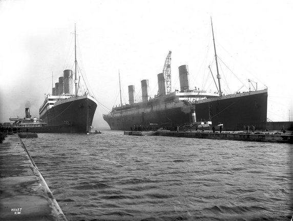 "Titanic" (po prawej) i "Olympic", dwa bliźniacze statki. Do tej samej klasy należał jeszcze "Gigantic", przechrzczony później na "Britannica" (domena publiczna).