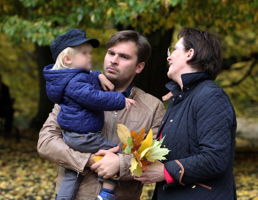 Premier uczy wnuka jeździć na hulajnodze 