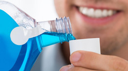 Płyn do płukania jamy ustnej - działanie, rodzaje, stosowanie. Jaki płyn do płukania jamy ustnej wybrać?