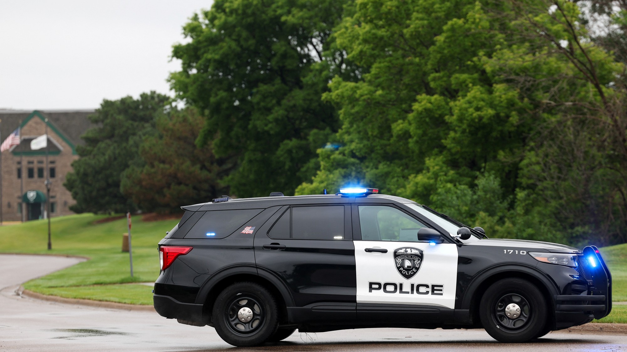 Americkí policajti zasahujú v štáte Minnesota, kde útočník strieľal na dvoch politikov Demokratickej strany a ich manželov