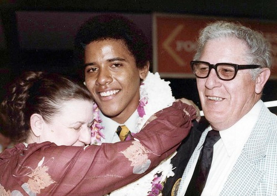 
Barack Obama po ukończeniu liceum w 1979 roku z babcią i dziadkiem