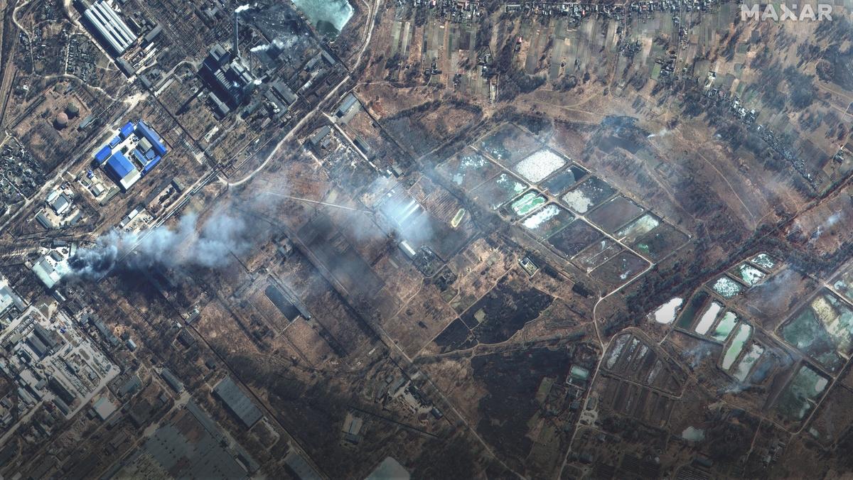 Zdjęcie satelitarne udostępnione przez Maxar Technologies pokazuje obraz pożaru w południowym Czernihowie w Ukrainie, 10 marca 2022 r. 