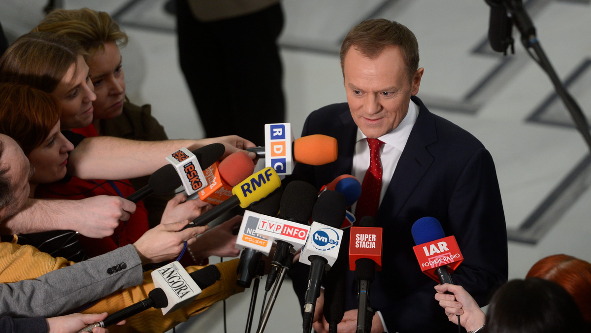 Premier Donald Tusk powiedział we wtorek, że za rządową aktywność w trzecią rocznicę katastrofy smoleńskiej, "także jeśli chodzi o kształt delegacji do Smoleńska", odpowiada minister kultury Bogdan Zdrojewski.