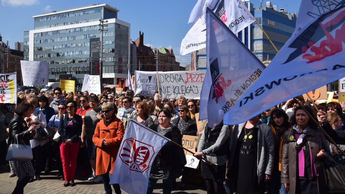 Strajkujący od 8 do 28 kwietnia nauczyciele, by nie stracić pensji, muszą ją odpracować – stanowisko gmin w tej kwestii jest jednoznaczne. Jednak jak się okazuje, nie jest już jasne, jak i kiedy - informuje dzisiejsza <a rel="nofollow" href="https://www.rp.pl/Kraj/305079905-I-w-gornictwie-i-w-oswiacie-strajkujesz--glodujesz.html" id="de1efe3f-d52a-4fa6-b3af-10dd2f869b28">"Rzeczpospolita"</a>.