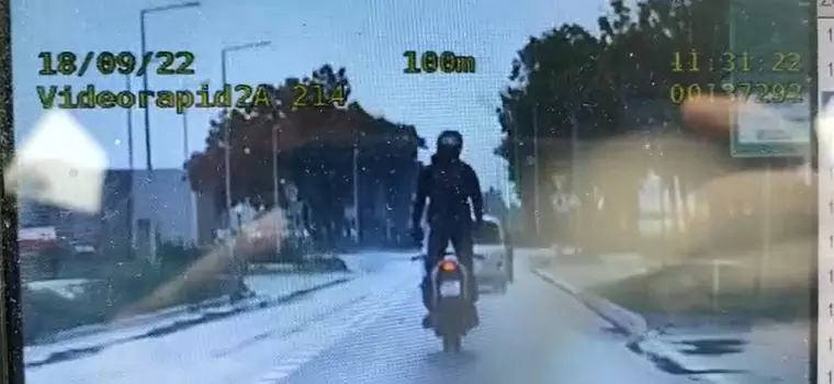 Ten motocyklista aż się prosił o interwencję policji. Wysoka kara dla 21-latka [WIDEO]