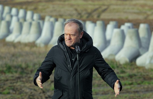 Dąbrówka (woj. warmińsko-mazurskie), 30.11.2024. Premier Donald Tusk podczas wizyty na pierwszym wybudowanym odcinku Tarczy Wschód, na granicy polsko-rosyjskiej w okolicach miejscowości Dąbrówka, 30 bm. (aldg) PAP/Tomasz Waszczuk