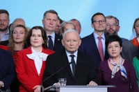 "Każdy zerkał na telefon". Było o włos od rozpadu PiS [KULISY]