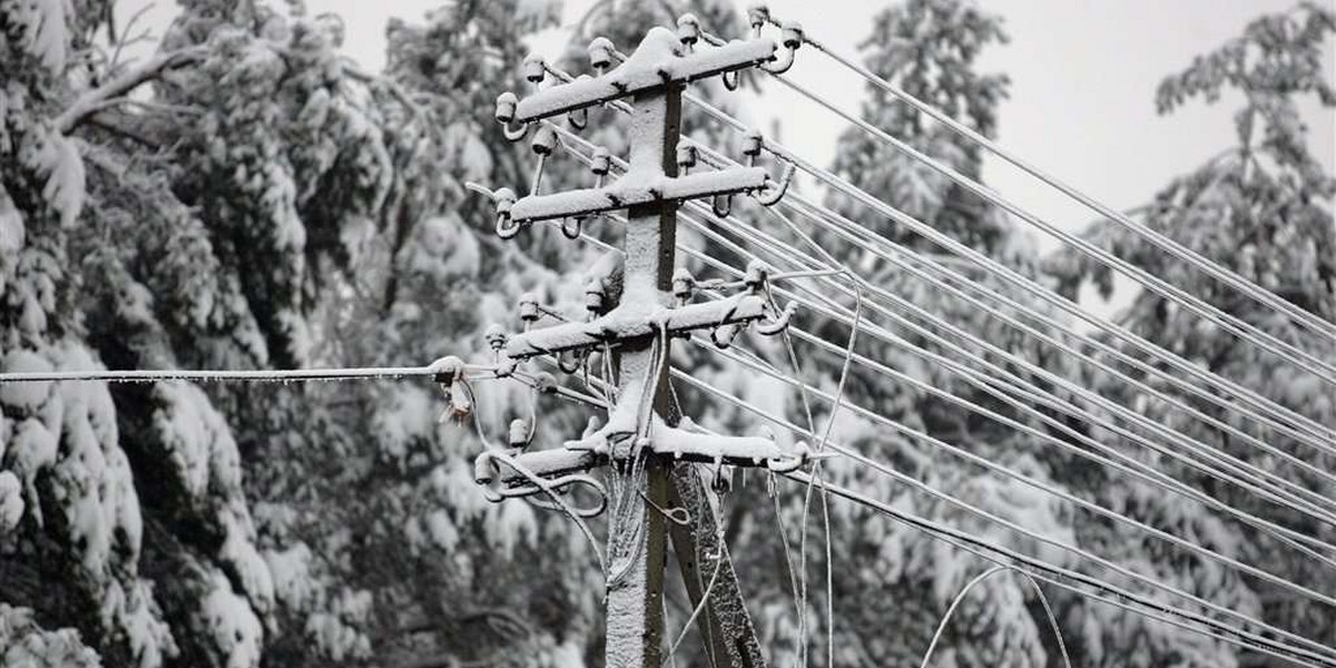 Przewody oblodzone. Energetycy nie nadążają