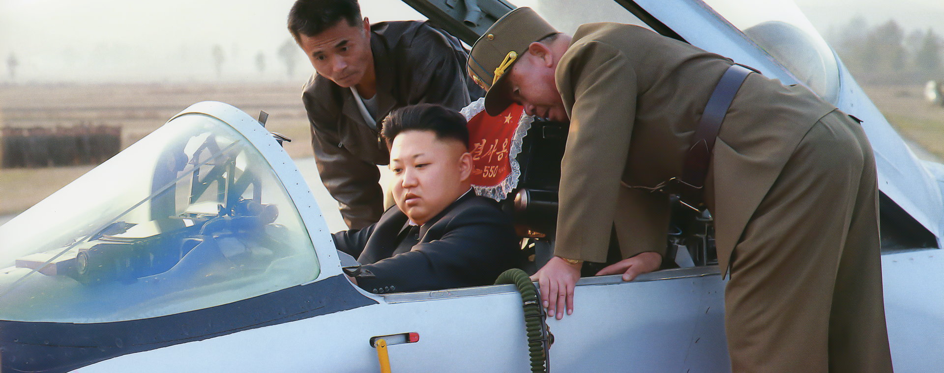 Kim Dzong Un w samolocie Sił Powietrznych i Przeciwlotniczych Koreańskiej Armii Ludowej na zdjęciu opublikowanym przez państwowe media w październiku 2014 r.