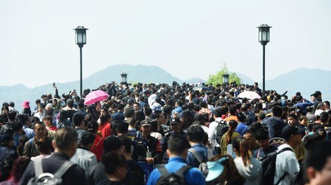 Tłumy chińskich turystów podczas święta zmarłych, tzw. qingming przy słynnym Zachodnim Jeziorze w mieście Hangzhou. Rynek turystyczny w Chinach rozwija się niezwykle dynamicznie, w ciągu zaledwie trzech dni okresu wokół qingming Chińczycy odbyli 112 mln podróży po kraju generując ponad 7 mld dolarów. 