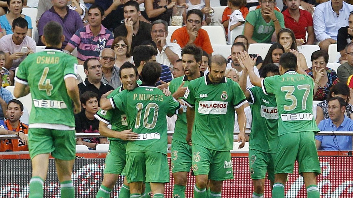 Valencia CF pokonała 4:3 (1:2) Racing Santander w meczu drugiej kolejki Primera Division. Nietoperze do 90. minuty przegrywały 2:3.