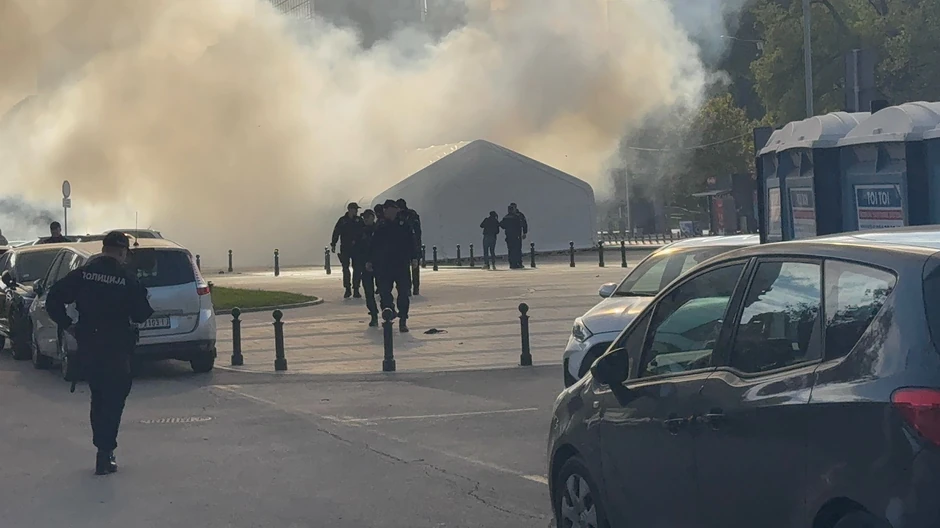 Požar ispred skupštine